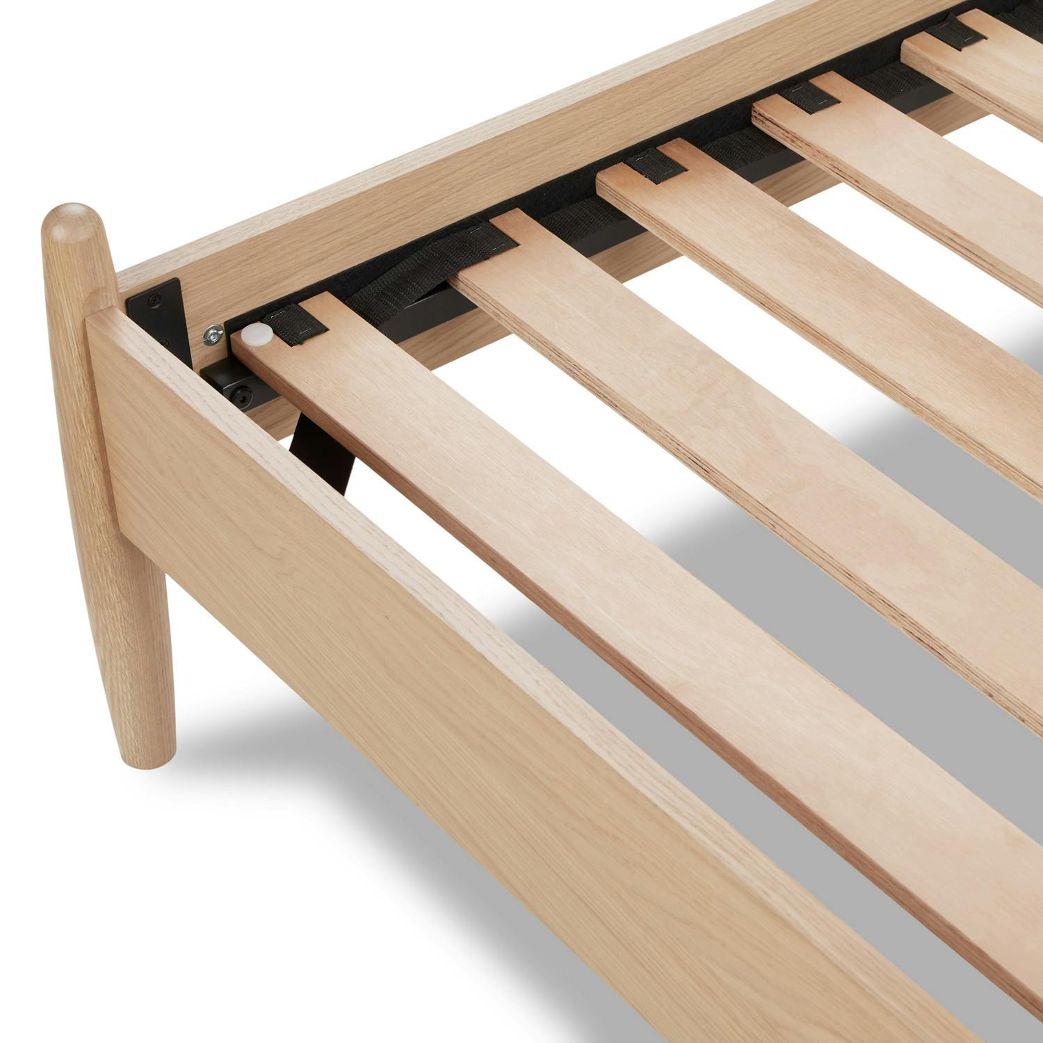 u*1様 YOSAハイベーレクイーン、フィクサイト White Oak Queen-sized Wood Spindle Bed | Lenia | Article