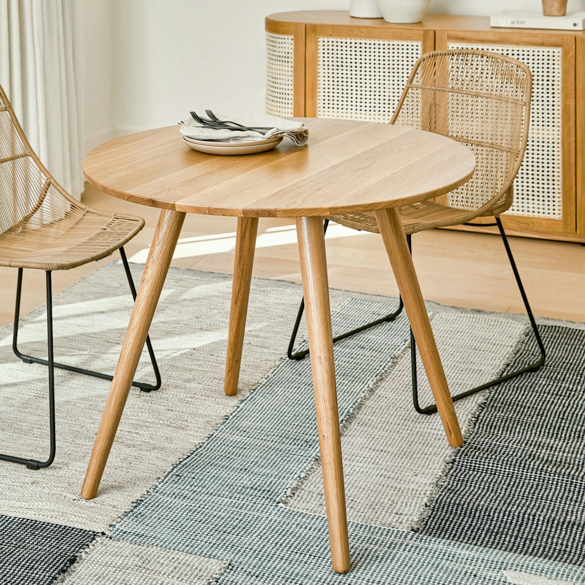 Seno Round Oak Dining Table for People Article
