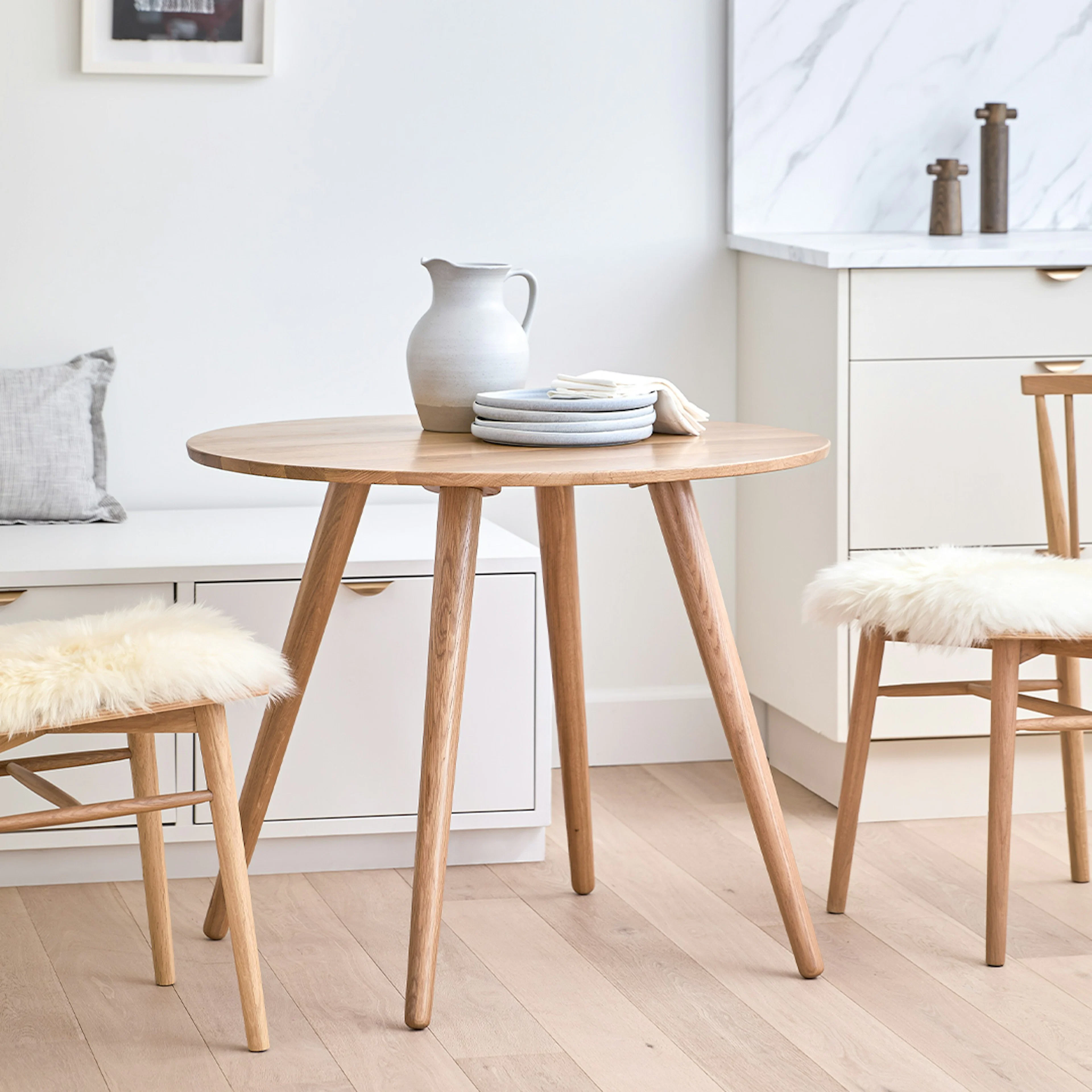 Seno 36" Round Oak Dining Table - Stylish & Compact