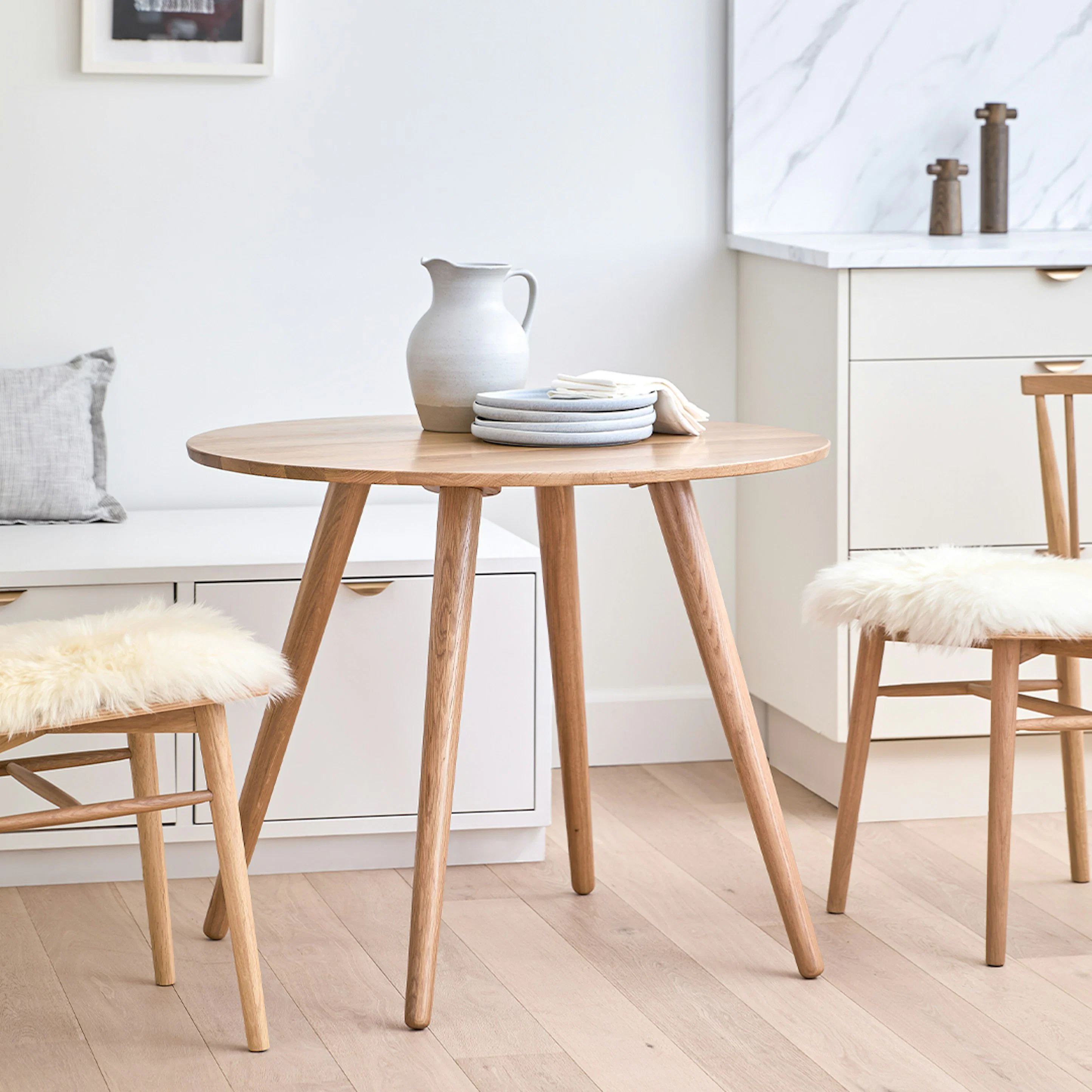 Seno 36" Round Oak Dining Table - Stylish & Compact
