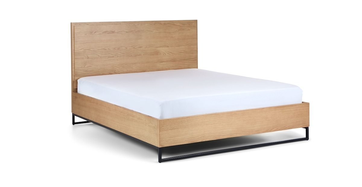 Magnel American Oak Queensized Panel Bed Article